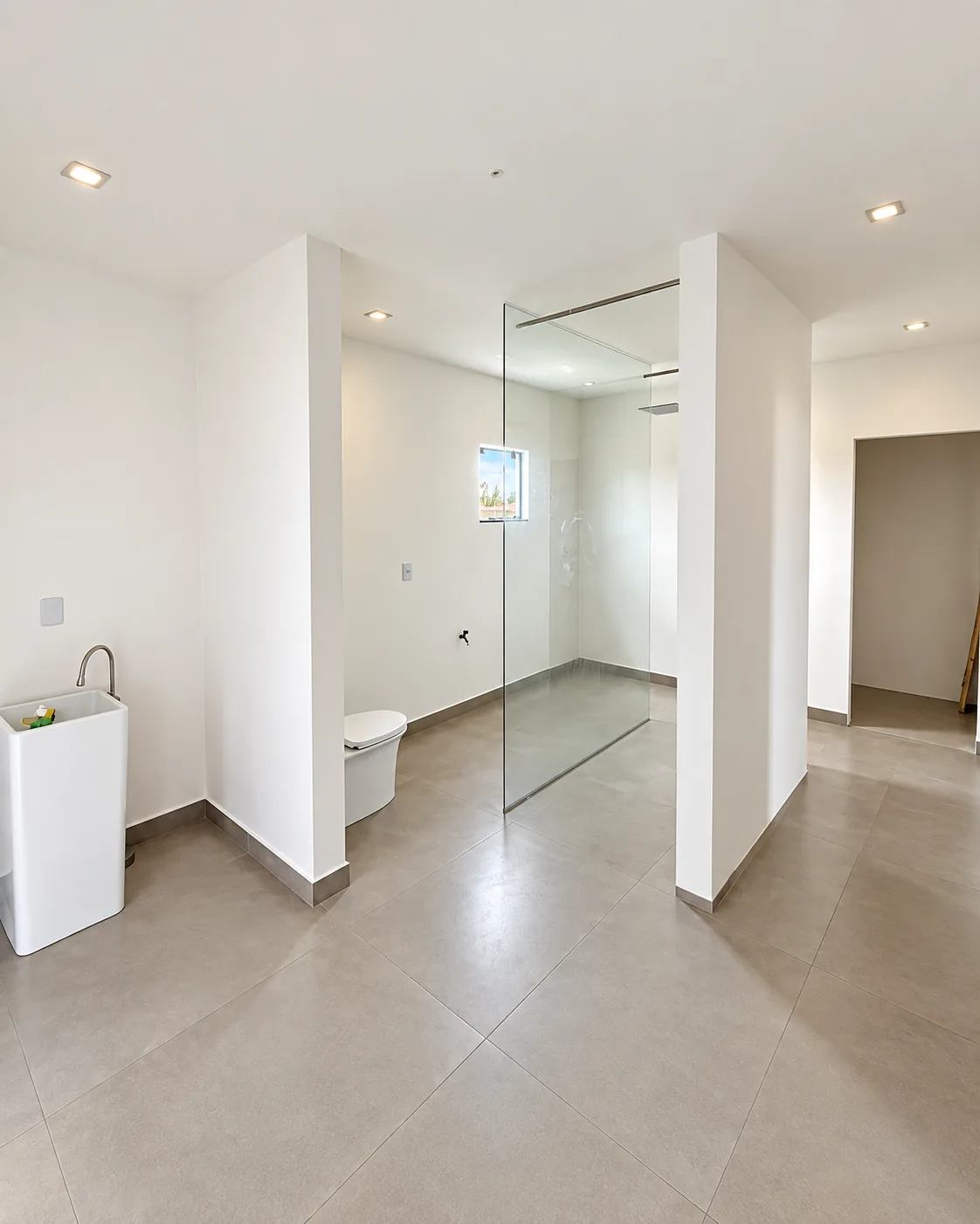 Banheiro da Casa Branca com box de vidro e ducha de teto