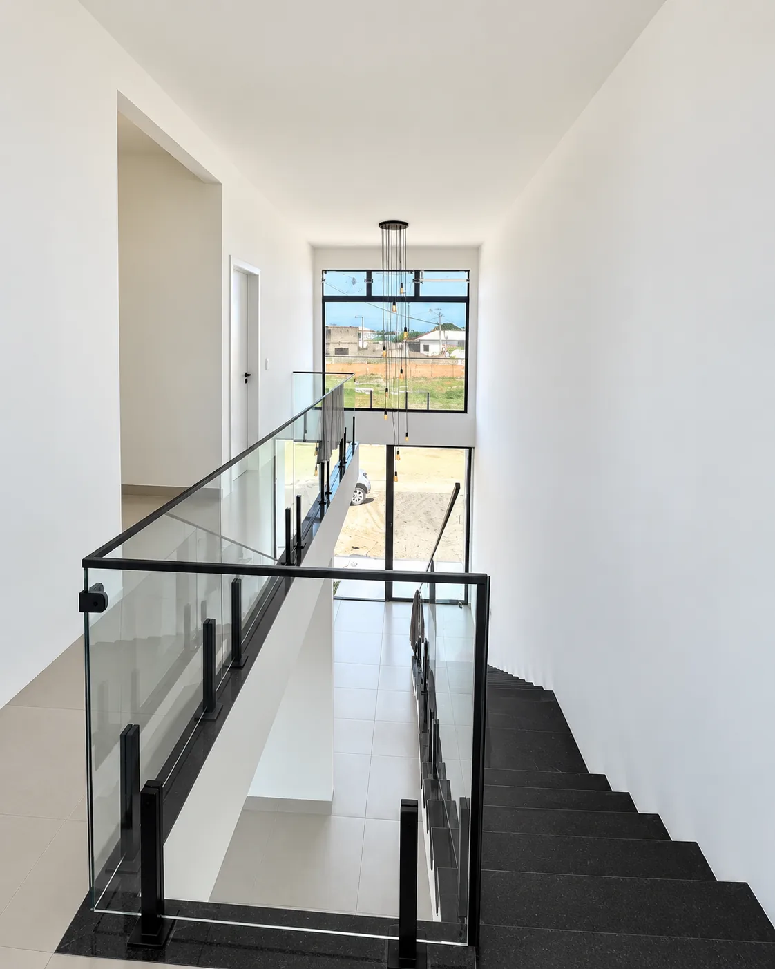 Corredor superior da Casa Branca, com guarda-corpo de vidro sobre o vão do hall